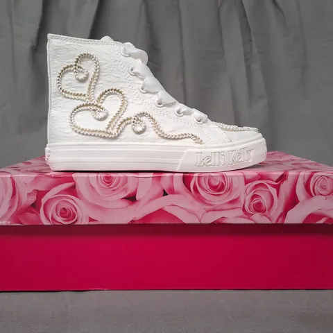 BOXED PAIR OF LELLI KELLY SHOES IN WHITE EU SIZE 29