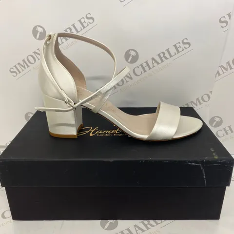 BOXED PAIR OF HARRIET WILDE WHITE HEELS SIZE 6