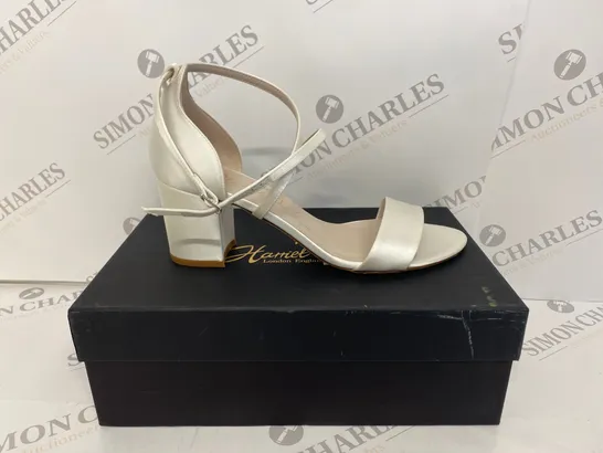 BOXED PAIR OF HARRIET WILDE WHITE HEELS SIZE 6