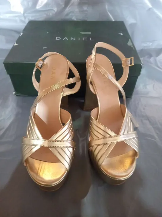 BOXED DANIEL AVERY SIZE 37