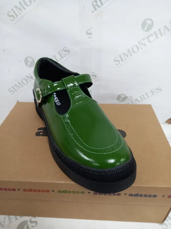 BOXED PAIR OF ADESSO GREEN LEATHER SHOES SIZE 7