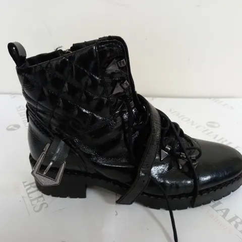 PAIR OF MODA IN PELLE ARNIE LACE UP BOOTS IN BLACK SIZE 7