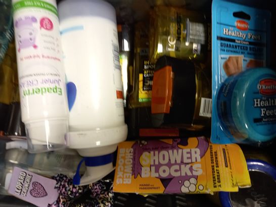 LOT OF APPROXIMATELY 20 ASSORTED HEALTH & BEAUTY ITEMS, TO INCLUDE PRESS ON NAILS, WELEDA SKIN FOOD, MURDOCK FACE WASH, ETC