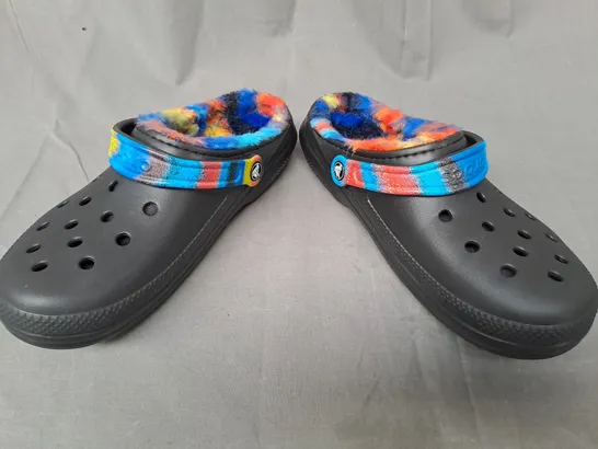 PAIR OF CROCS CLASSIC LINED CLOGS IN BLACK/SPRAY DYE UK SIZE M8/W9