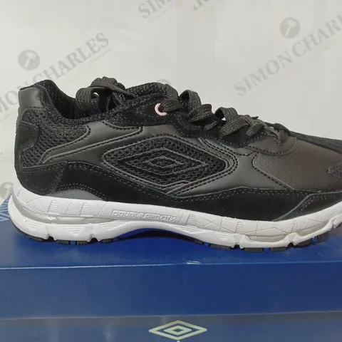 BOXED PAIR OF UMBRO D JOGGER TRAINERS IN BLACK - 6