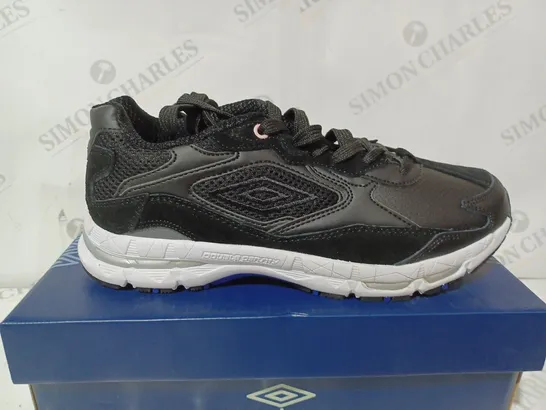 BOXED PAIR OF UMBRO D JOGGER TRAINERS IN BLACK - 6