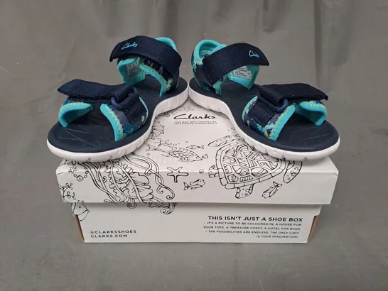 BOXED PAIR OF CLARKS SURFING TIDE KIDS SANDALS IN NAVY/CYAN UK SIZE 8.5