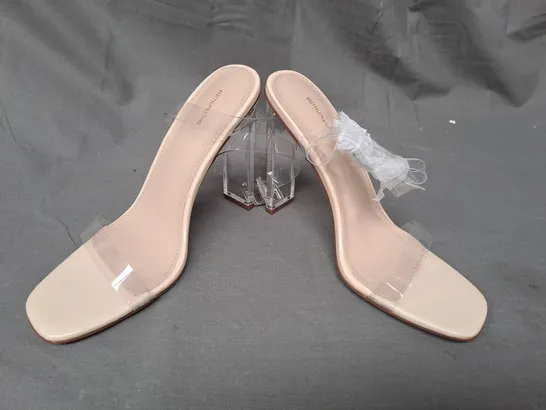 BOXED PAIR OF PRETTY LITTLE THING OPEN TOE HIGH HEEL SANDALS IN CLEAR/BEIGE SIZE 4