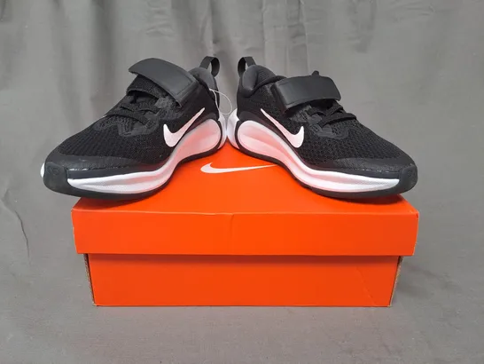 BOXED PAIR OF NIKE INFINITY FLOW KIDS SHOES IN BLACK/WHITE UK SIZE 12