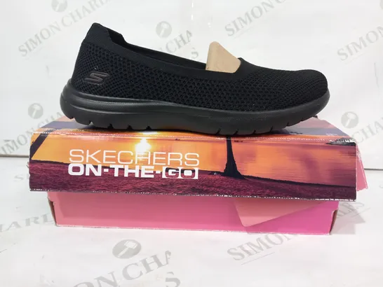 BOXED PAIR OF SKECHERS SLIP-ON SHOES IN BLACK UK SIZE 2.5