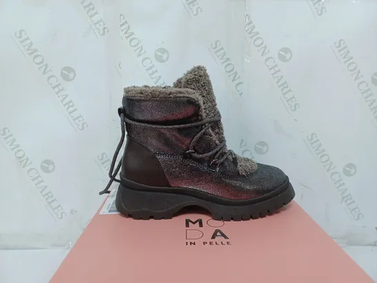 BOXED PAIR OF MODA IN PELLE ZERMATT BOOTS IN BROWN SIZE 4 