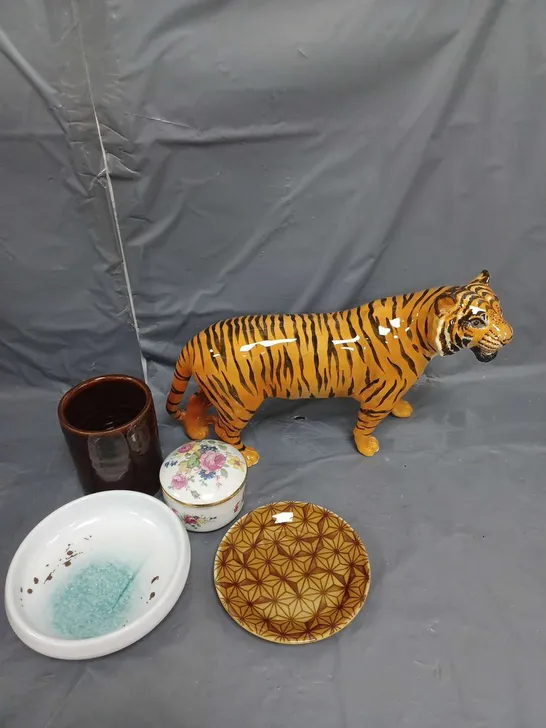 APPROXIMATELY 15 KITCHENWARE ITEMS TO INCLUDE MUGS, SMALL PLATES AND A TIGER STATUE