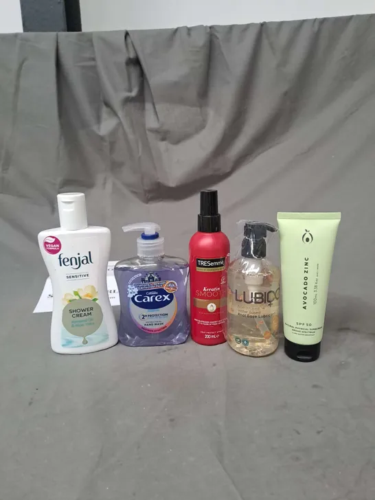 APPROXIMATELY 20 ASSORTED COSMETIC PRODUCTS TO INCLUDE CAREX HANDWASH, TRESEMME HEAT PROTECTION SPRAY AND FENJAL SHOWER CREAM ETC. 