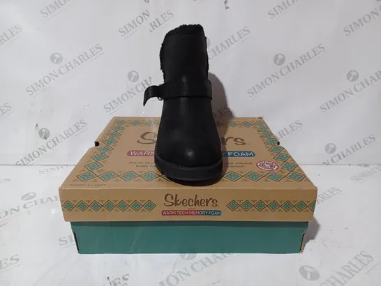 BOXED PAIR OF SKECHERS CABIN FEEL BOOTS IN BLACK SIZE 5