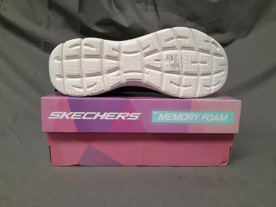 BOXED PAIR OF SKECHERS MEMORY FOAM SHOES IN GREY/MULTICOLOUR UK SIZE 6