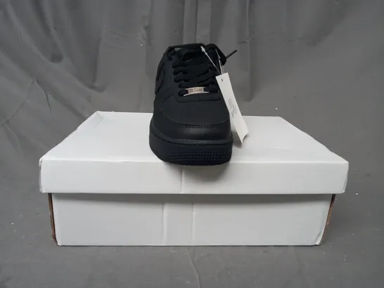 BOXED PAIR OF NIKE AIR FORCE 1 '07 SHOES IN BLACK UK SIZE 3