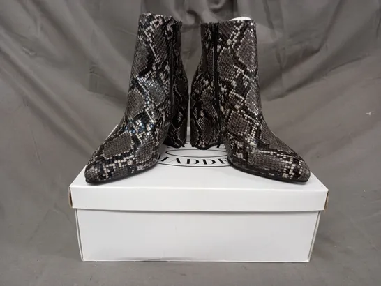 BOXED PAIR OF STEVE MADDEN ANKLE BOOTS IN GREY/OTHER SNAKE EU SIZE 37