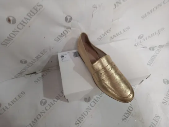 BOXED PAIR OF MODA IN PELLE GOLD LEATHER UNLINED FLAT LOAFER SIZE 39