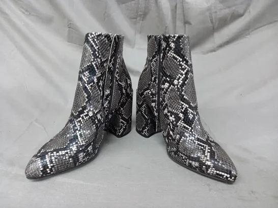 BOXED PAIR OF STEVE MADDEN ANKLE BOOTS IN GREY/OTHER SNAKE EU SIZE 38