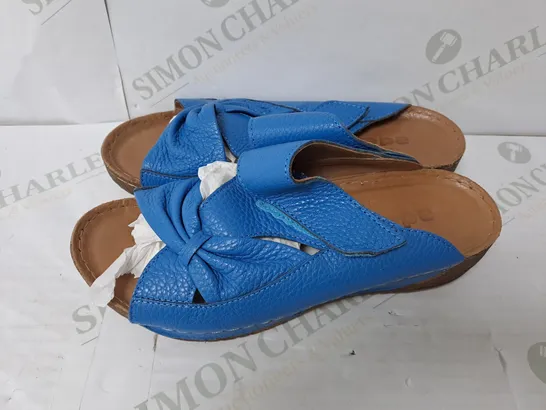 BLUE LEATHER BOW  SANDALS SIZE 4