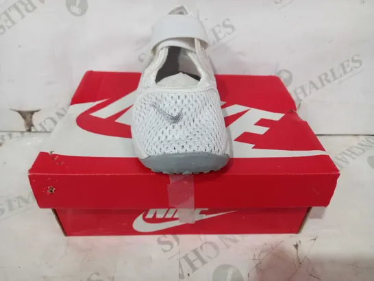 BOXED PAIR OF NIKE KID'S VELCRO STRAP SHOES IN WHITE UK SIZE 9.5