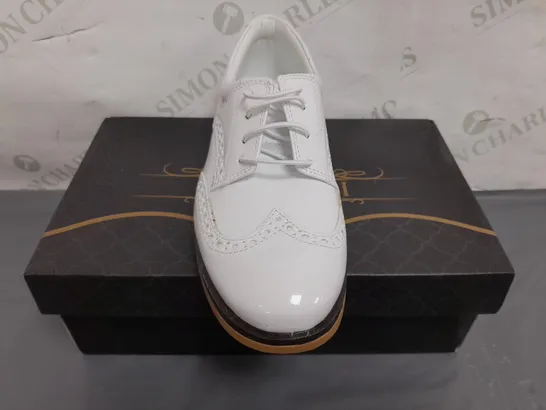 BOXED PAIR OF SIRRI LACE UP SHOES IN WHITE UK SIZE 2.5