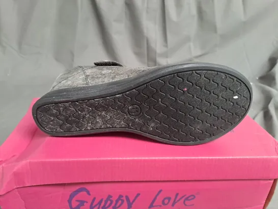 BOX OF APPROXIMATELY 12 PAIRS OF BLACK GUPPY LOVE WEDGE SHOES IN VARIOUS SIZES 