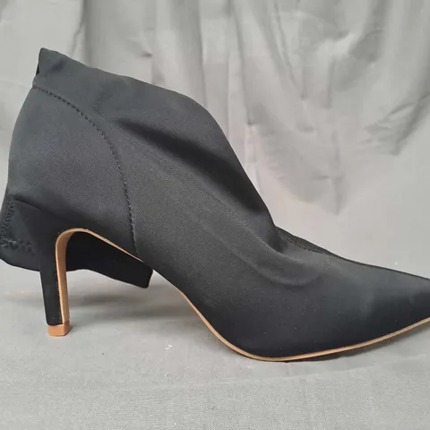 BOXED PAIR OF DESIGNER POINTED TOE HEELED SHOES IN BLACK EU SIZE 40