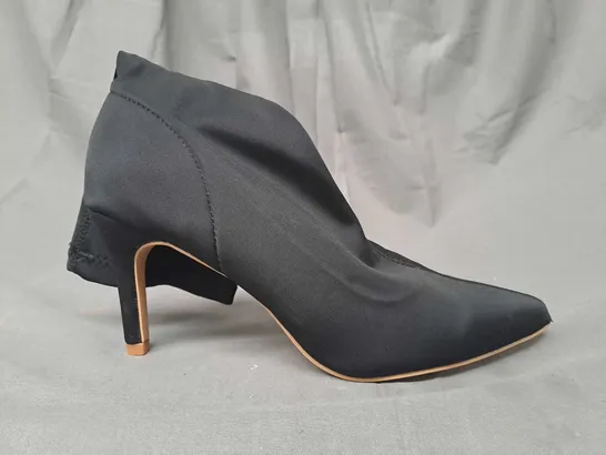 BOXED PAIR OF DESIGNER POINTED TOE HEELED SHOES IN BLACK EU SIZE 40