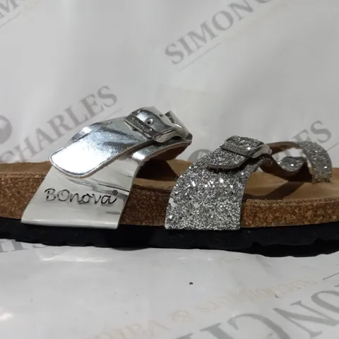 PAIR OF BONOVA OPEN TOE SANDALS IN METALLIC SILVER COLOUR W. GLITTER EFFECT SIZE 4