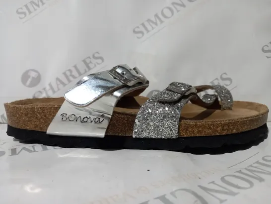 PAIR OF BONOVA OPEN TOE SANDALS IN METALLIC SILVER COLOUR W. GLITTER EFFECT SIZE 4