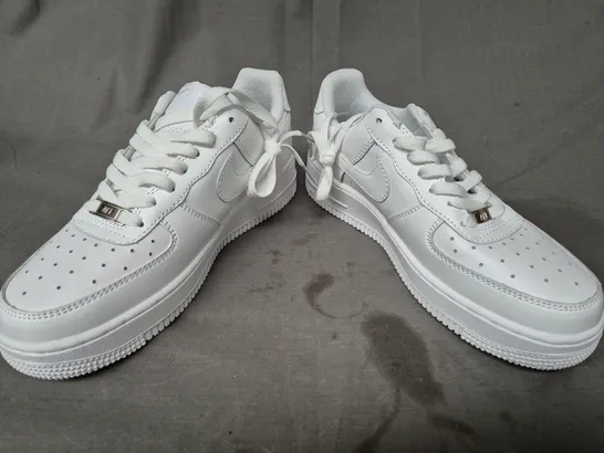 BOXED PAIR OF NIKE AIR FORCE 1 '07 SHOES IN WHITE UK SIZE 5