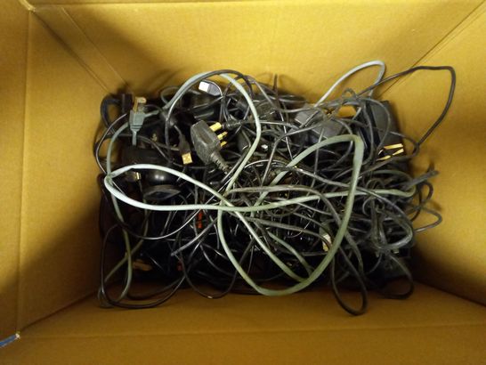 LOT OF ASSORTED ELECTRICAL ITEMS TO INCLUDE WEBCAMS AND AC ADAPTERS