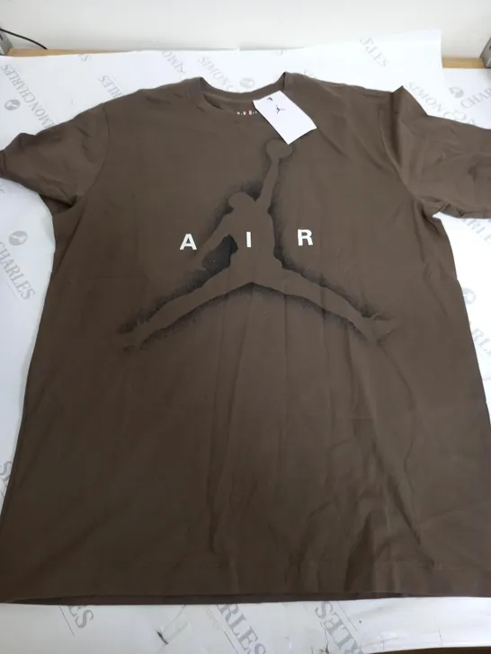 NIKE AIR JORDAN PRINTED LOGO T-SHIRT IN BROWN - MEDIUM