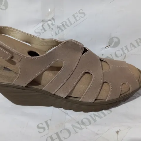 SKETCHER PARAL WEDGE SANDALS IN TAN UK SIZE 8