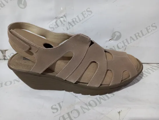 SKETCHER PARAL WEDGE SANDALS IN TAN UK SIZE 8