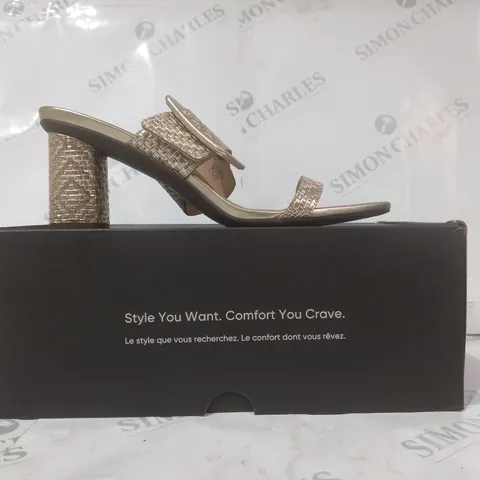 BOXED PAIR OF VIONIC OPEN TOE BLOCK HEEL SANDALS IN GOLD SIZE 7