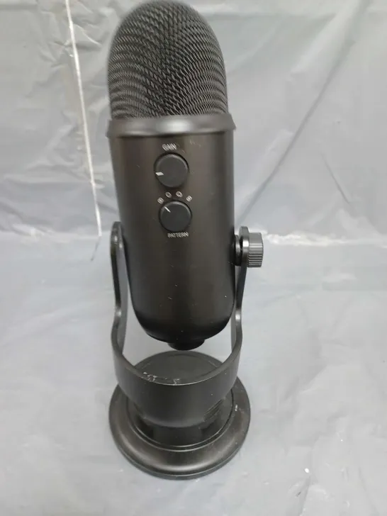 UNBOXED BLUE PODCAST MICROPHONE