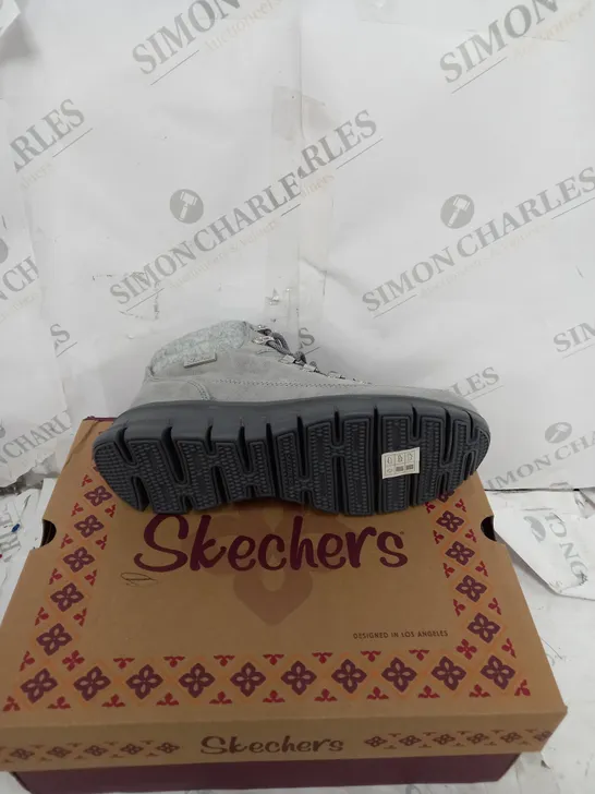 BOXED SKECHERS SYNERGY WARM TECH BOOTS, GREY - SIZE 5 