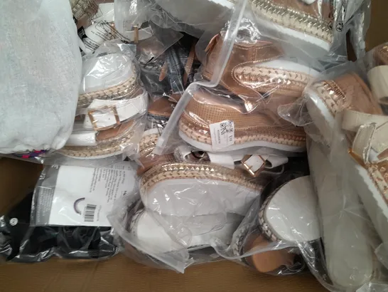 BOX OF APPROXIMATELY 15 ASSORTED PAIRS OF SHOES AND FOOTWEAR ITEMS IN VARIOUS STYLES AND SIZES TO INCLUDE FASHION, ETC