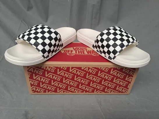 BOXED PAIR OF VANS LA COSTA SLIDERS IN WHITE/CHECKERBOARD UK SIZE 6.5