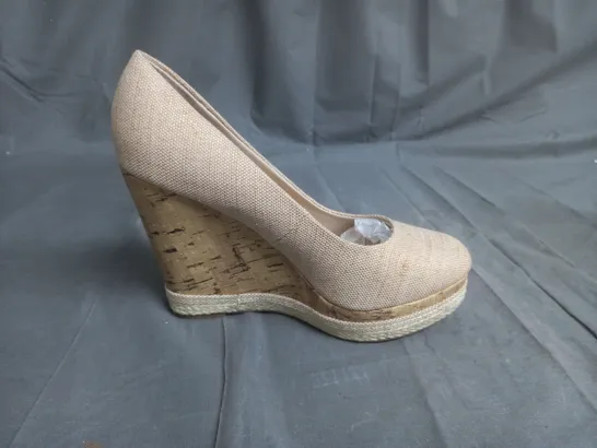 BOX OF APPROXIMATELY 8 DESIGNER WEDGE SHOES IN OAT MEAL - VARIOUS SIZES 