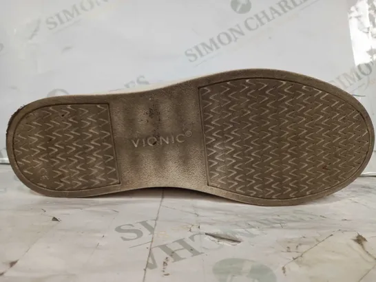 BOXED PAIR OF VIONIC TRAINERS IN GREY/WHITE