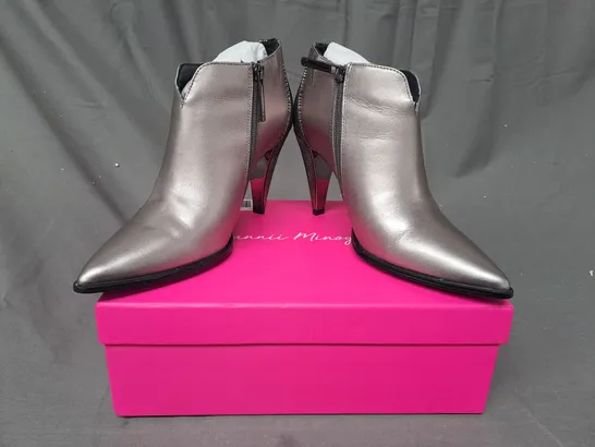 BOXED PAIR OF DANNII MINOGUE UPTOWN SUEDE HEELED BOOTS IN PEWTER UK SIZE 6