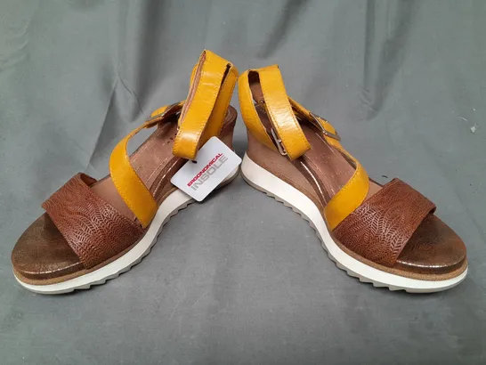 BOXED PAIR OF TAMARIS OPEN TOE WEDGE SANDALS IN BROWN/MUSTARD EU SIZE 37