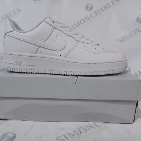 BOXED PAIR OF NIKE AIR FORCE 1 '07 SHOES IN WHITE UK SIZE 4.5