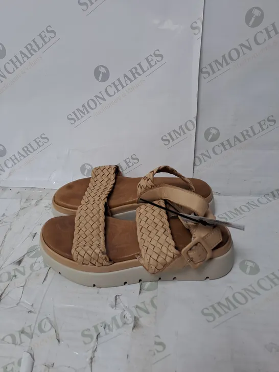 UNBOXED DUNE LORRIS SANDAL IN CARAMEL SIZE 4