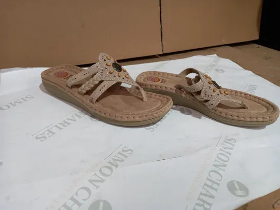 EARTH SPIRIT BEIGE LEATHER SANDALS SIZE 7