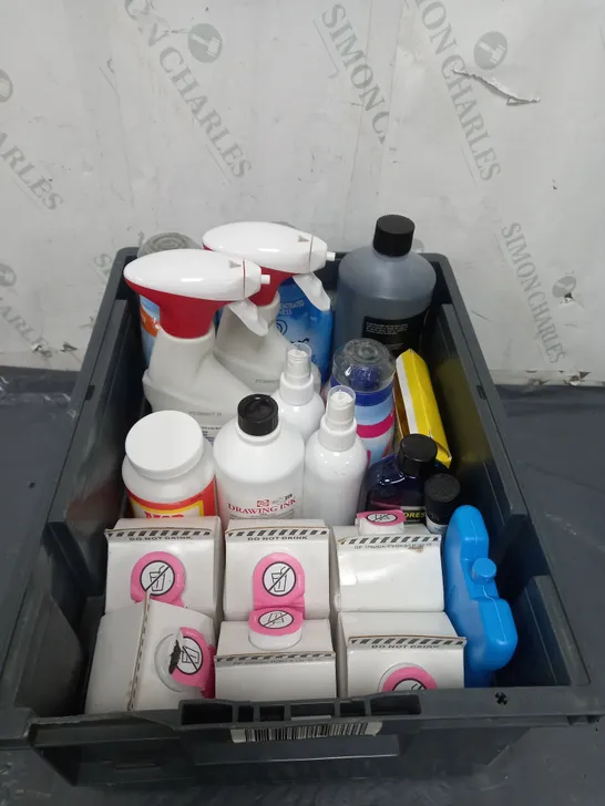 TOTE OF APPROX 10 CLEANING PRODUCTS TO INCLUDE LENOR , WASHING UP LIQUID , FLASH BLEACH , ETC 