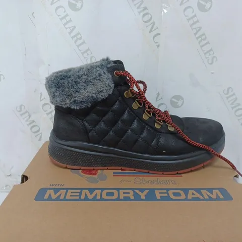 BOXED PAIR OF SKECHERS BOBS SKIPPER WAVE DIAMOND QUILTS BOOTS IN BLACK SIZE 5